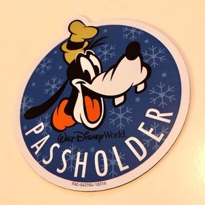 Goofy Holiday Passholder Magnet